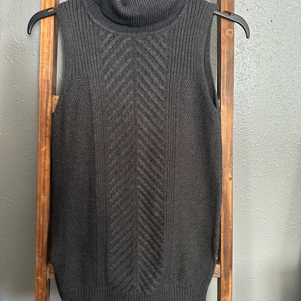 Chic Grey Sleeveless Knit Sweater